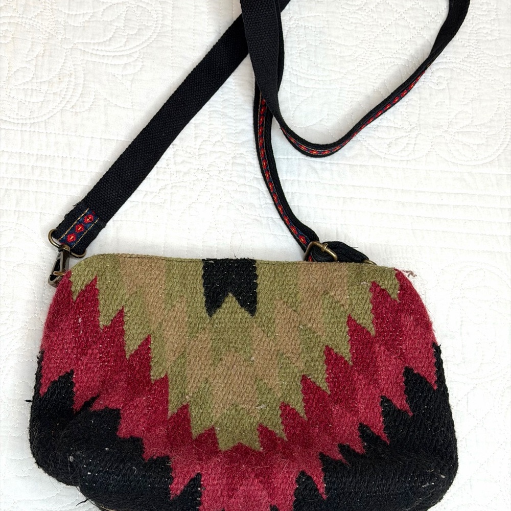 PANACHE APPAREL COMPANY RED & BLACK AZTEC CROSSBODY PURSE